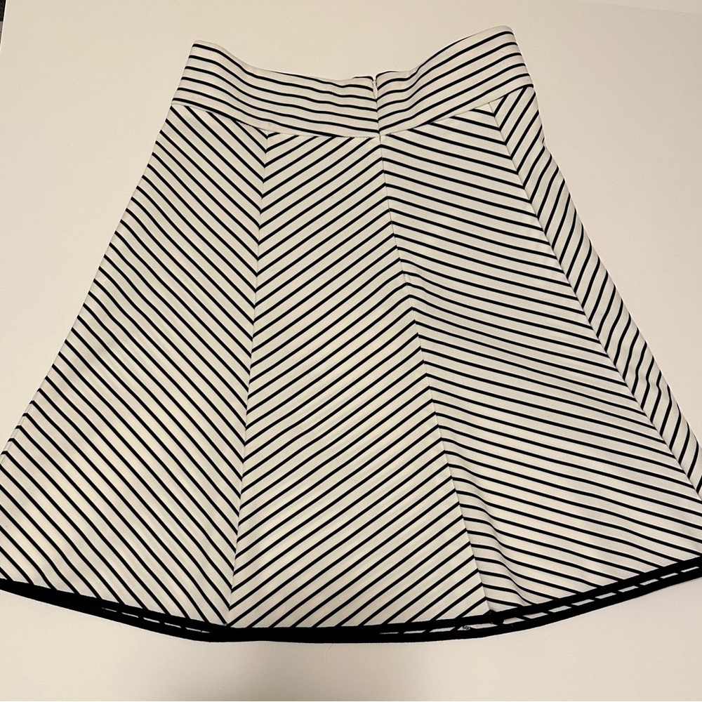Pixley A line Black and a white Chevron Skirt, Size M - Picture 2 of 6